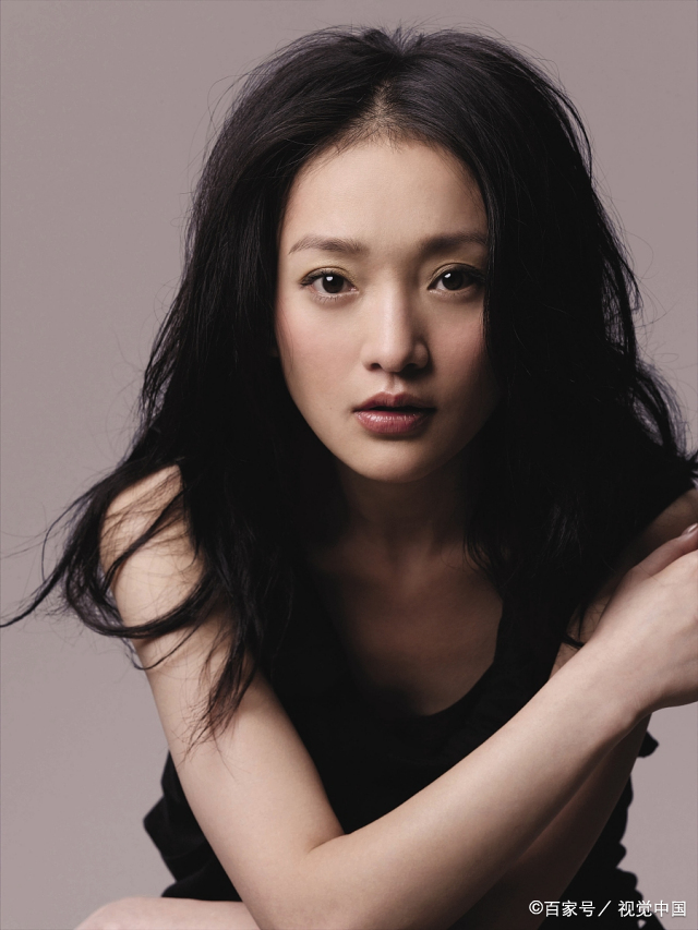 在银幕的另一端,周迅以其独特的魅力与精湛的演技,成为了无数观众心中